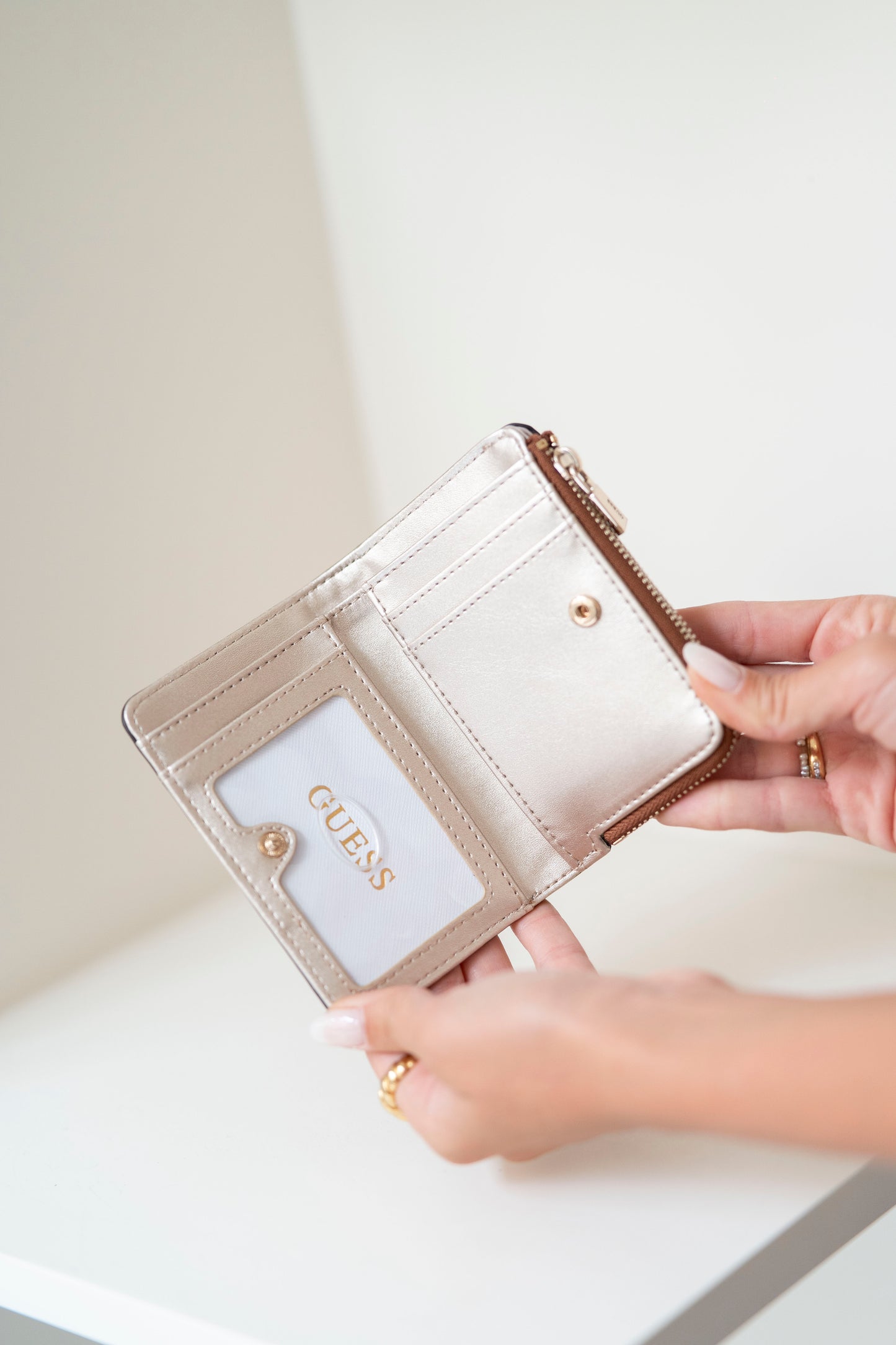 CARTEIRA " LAUREL " GUESS