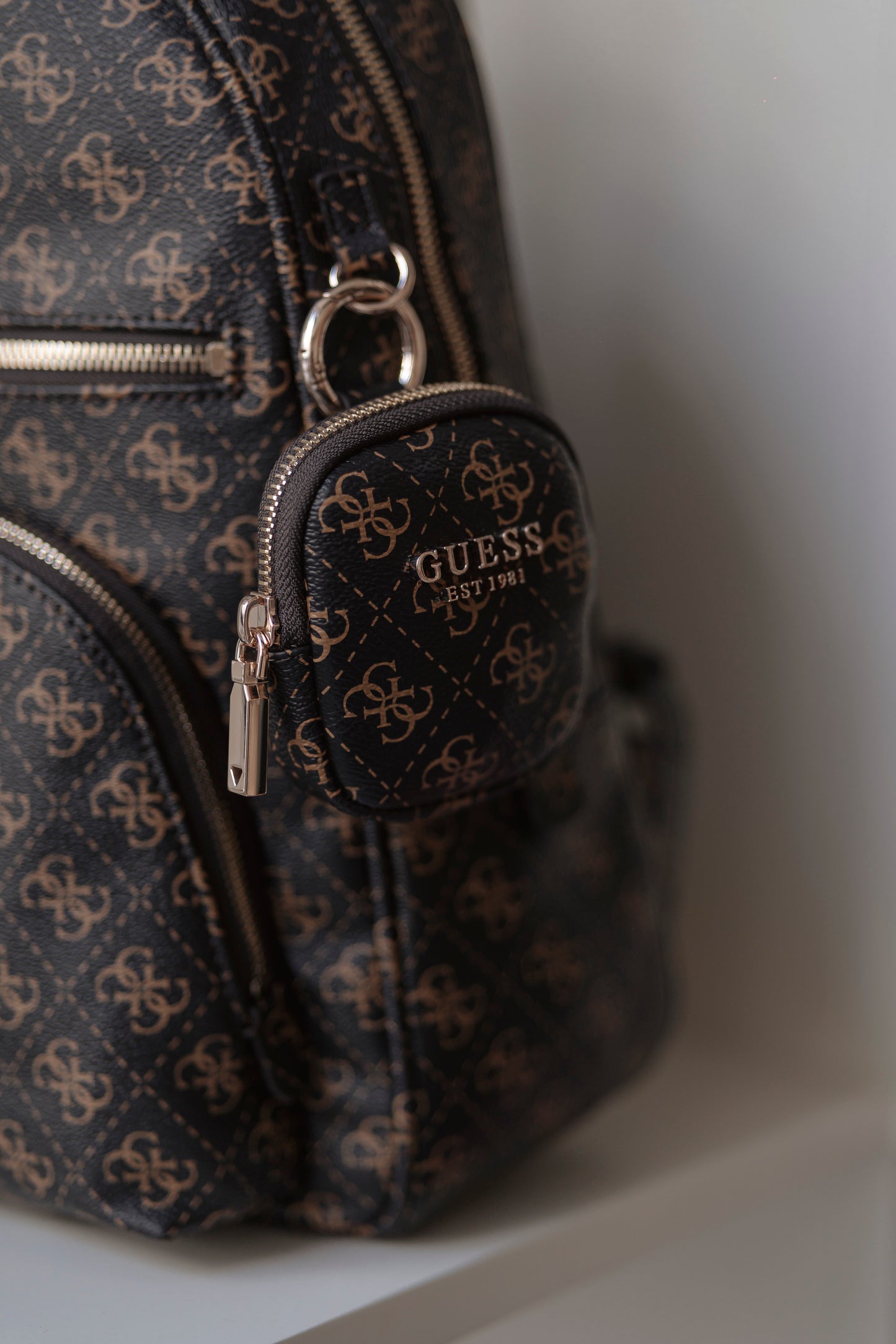 MOCHILA " POWER PLAY " GUESS