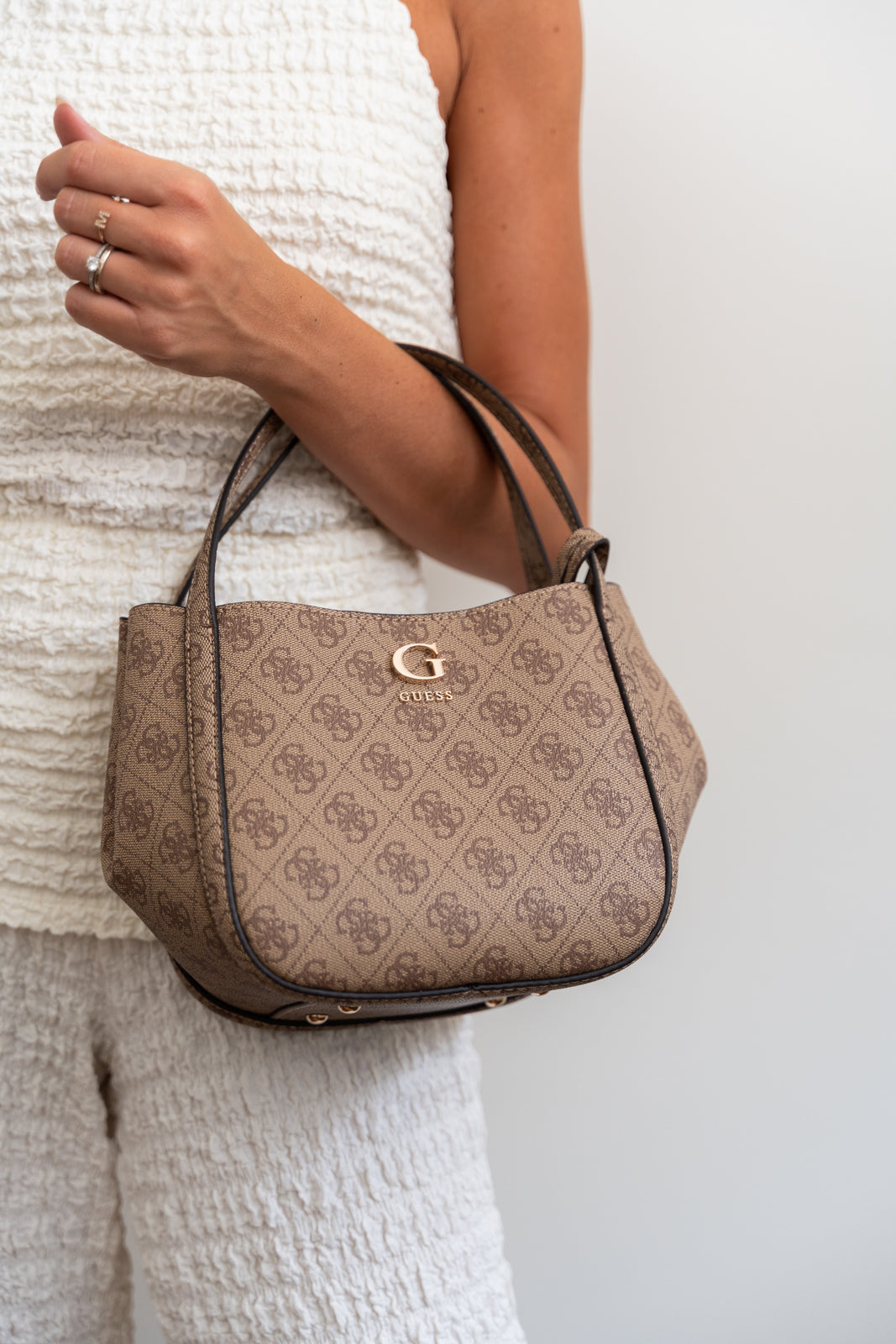 MALA "COLEEN LOGO STACHEL" GUESS