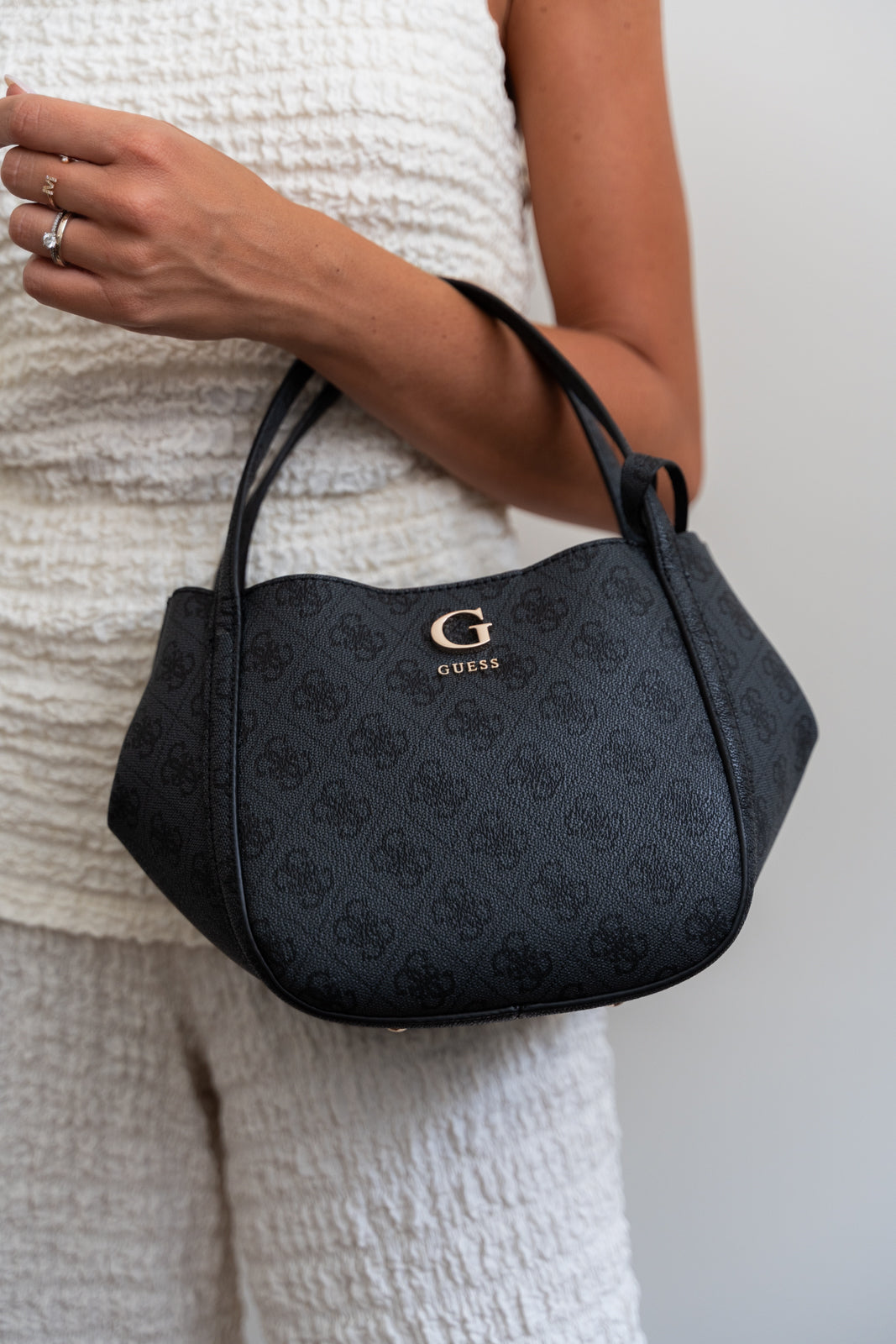 MALA "COLEEN LOGO STACHEL" GUESS