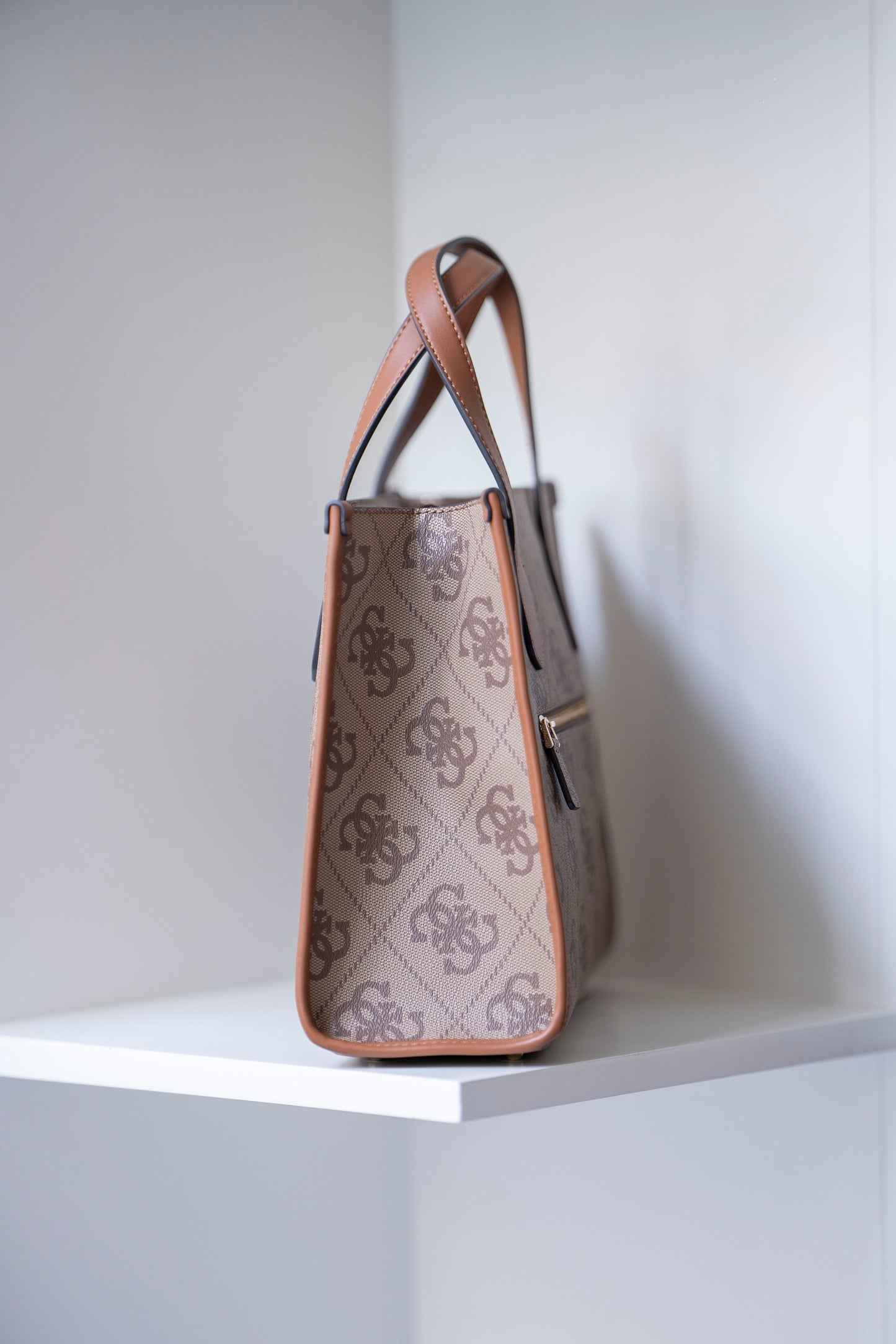 MALA DE MÃO " IZZY "  GUESS