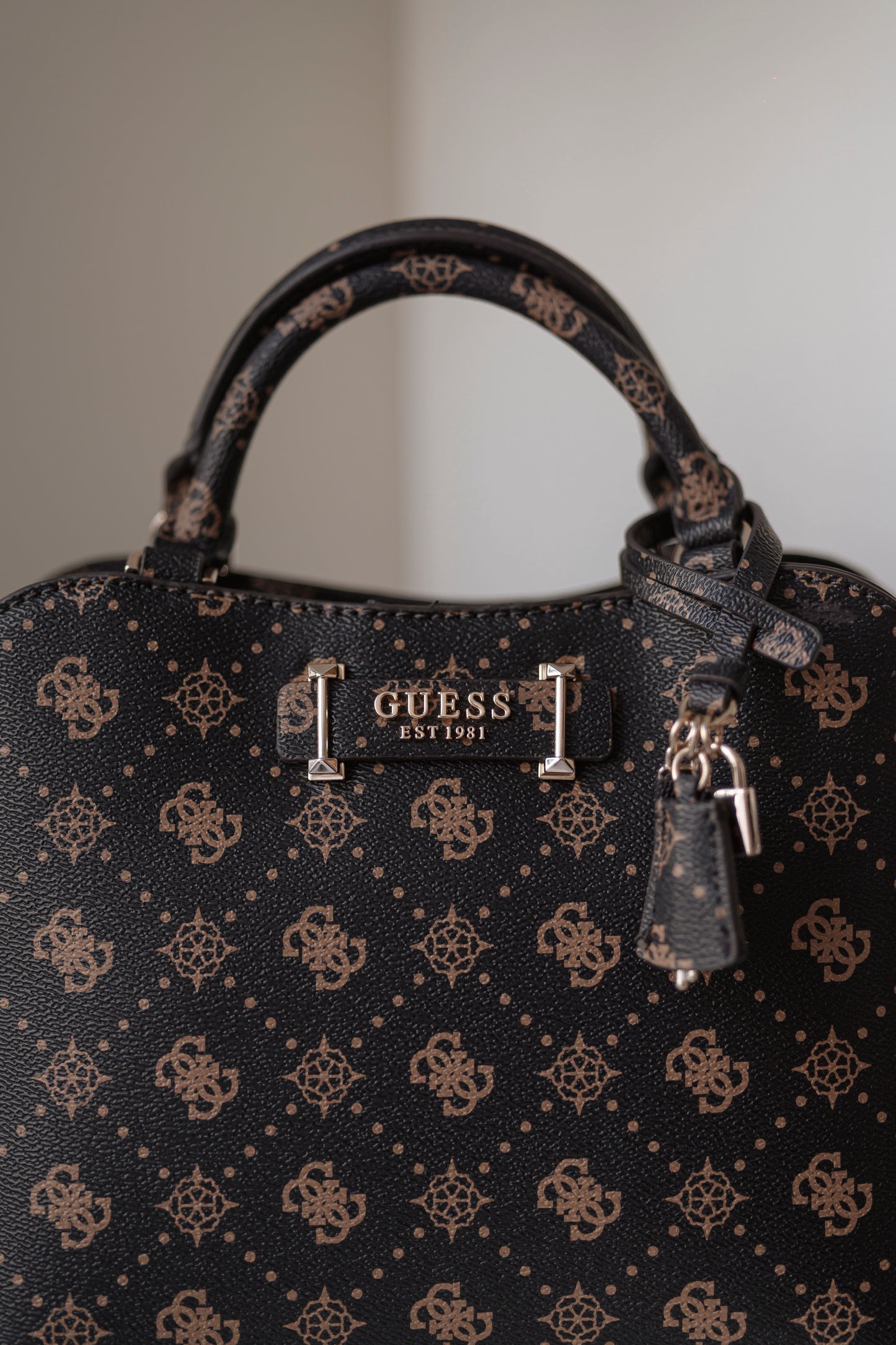 MALA DE MÃO " SILIA " GUESS