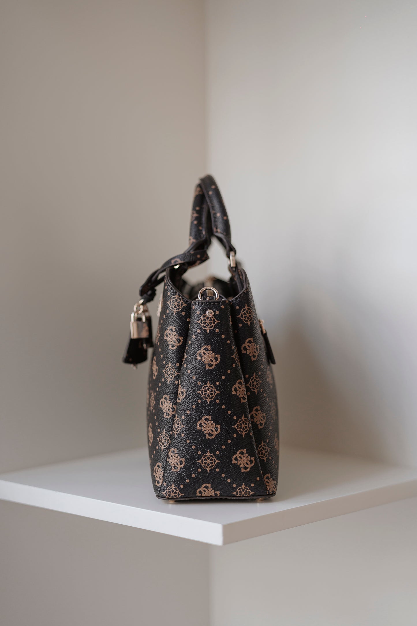 MALA DE MÃO " SILIA " GUESS