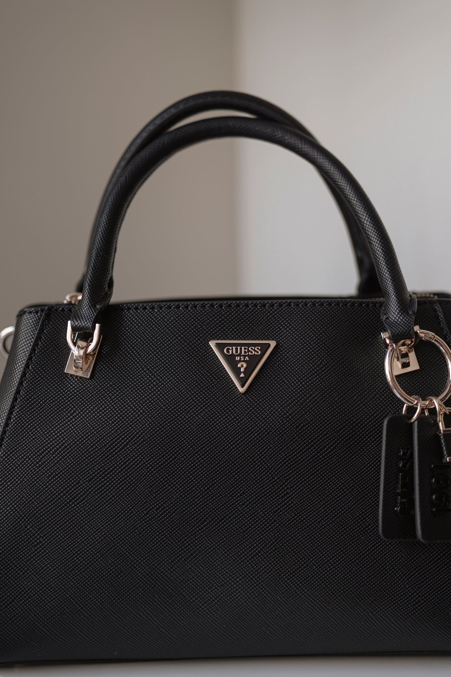 MALA DE MÃO " NOELLE " GUESS