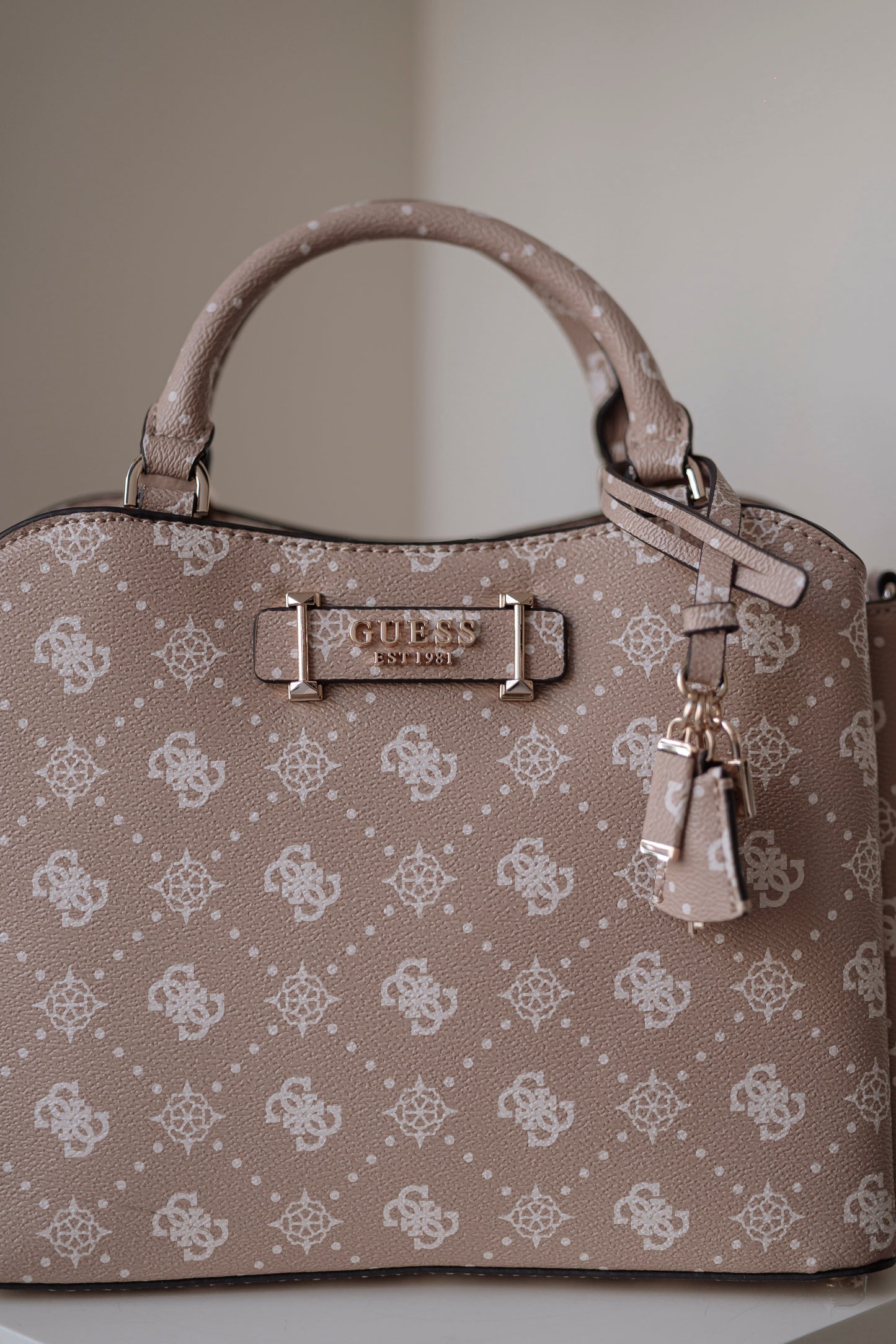 MALA DE MÃO " SILIA " GUESS