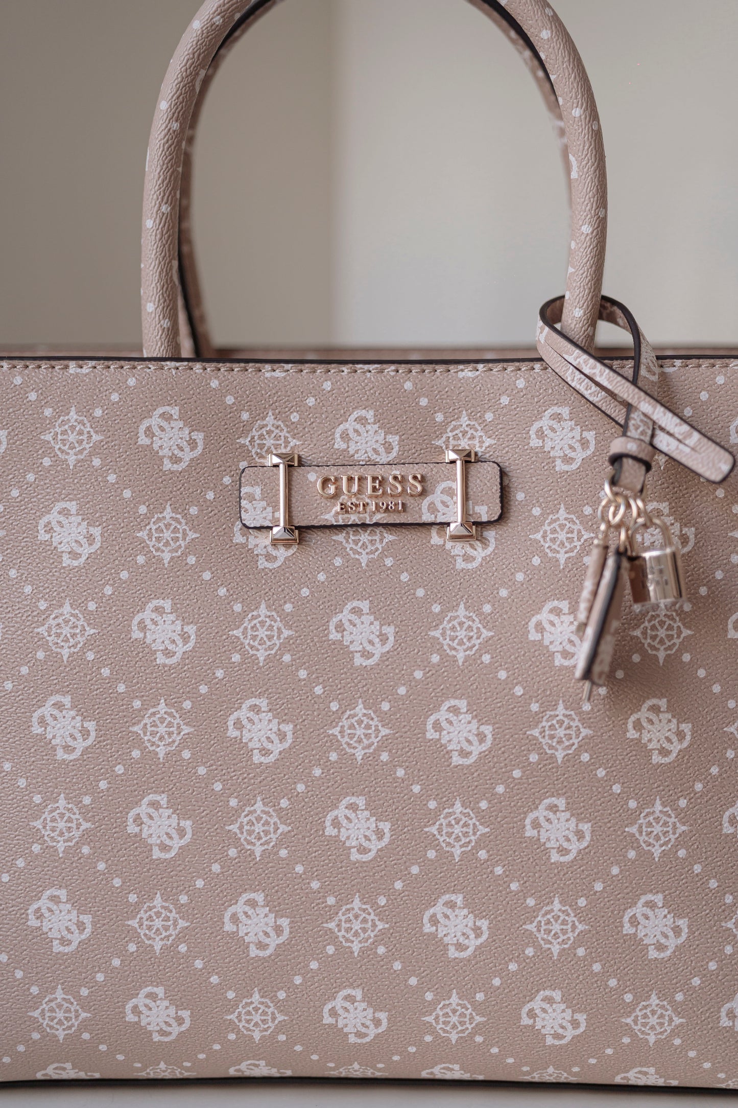 MALA DE MÃO " SILIA " GUESS