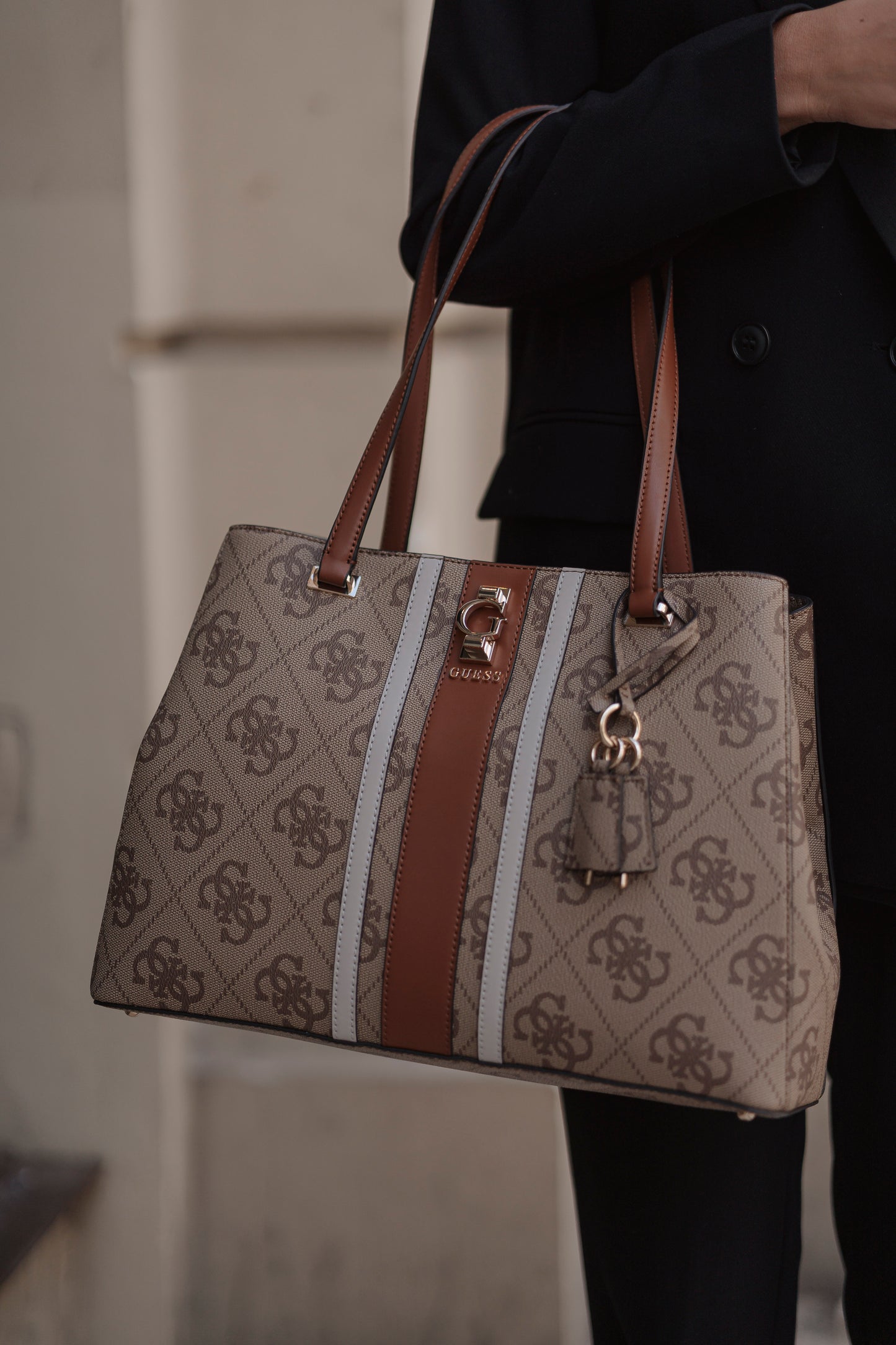 MALA DE OMBRO  " ERENIA "  GUESS