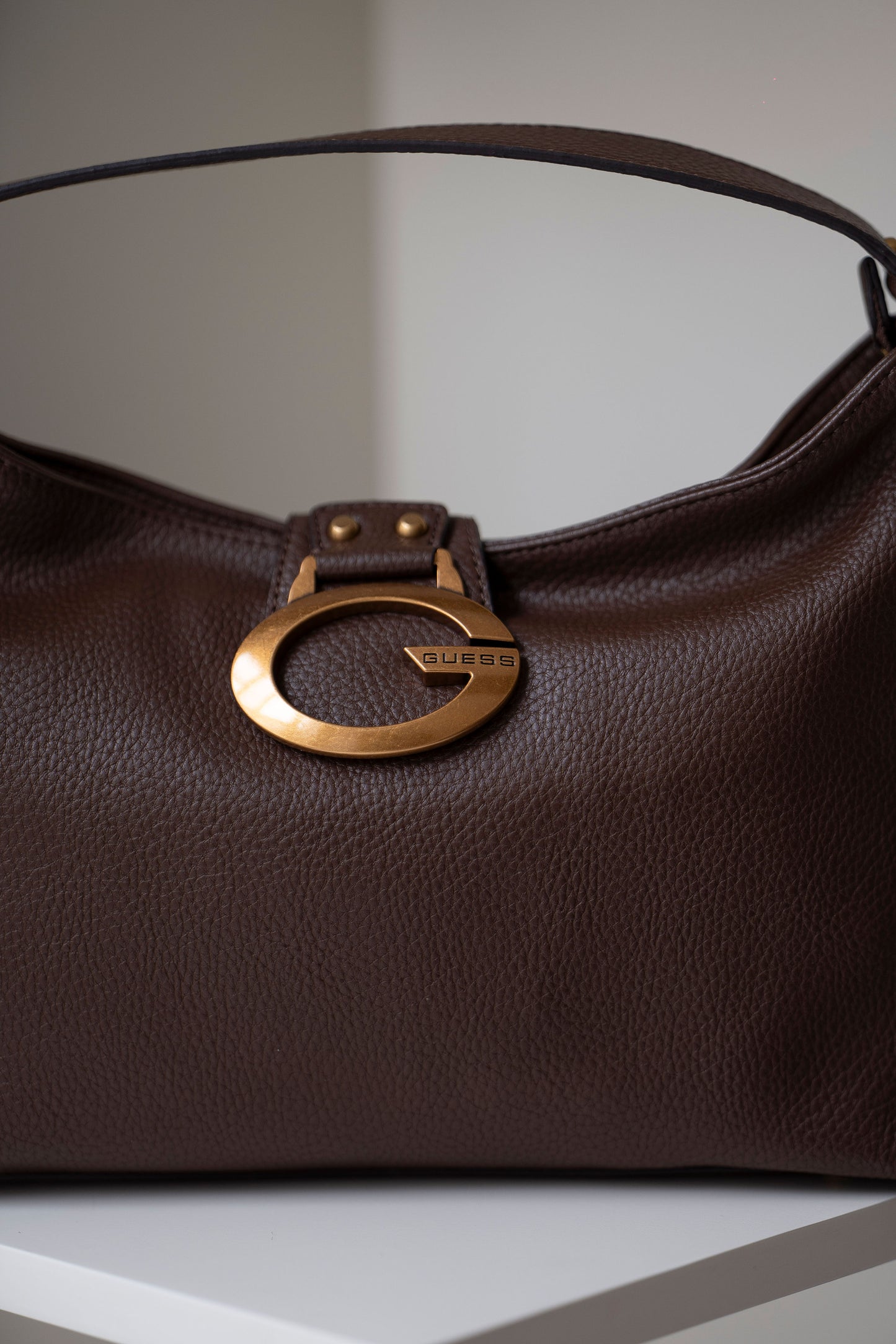 MALA DE OMBRO " CAMDEN "  GUESS